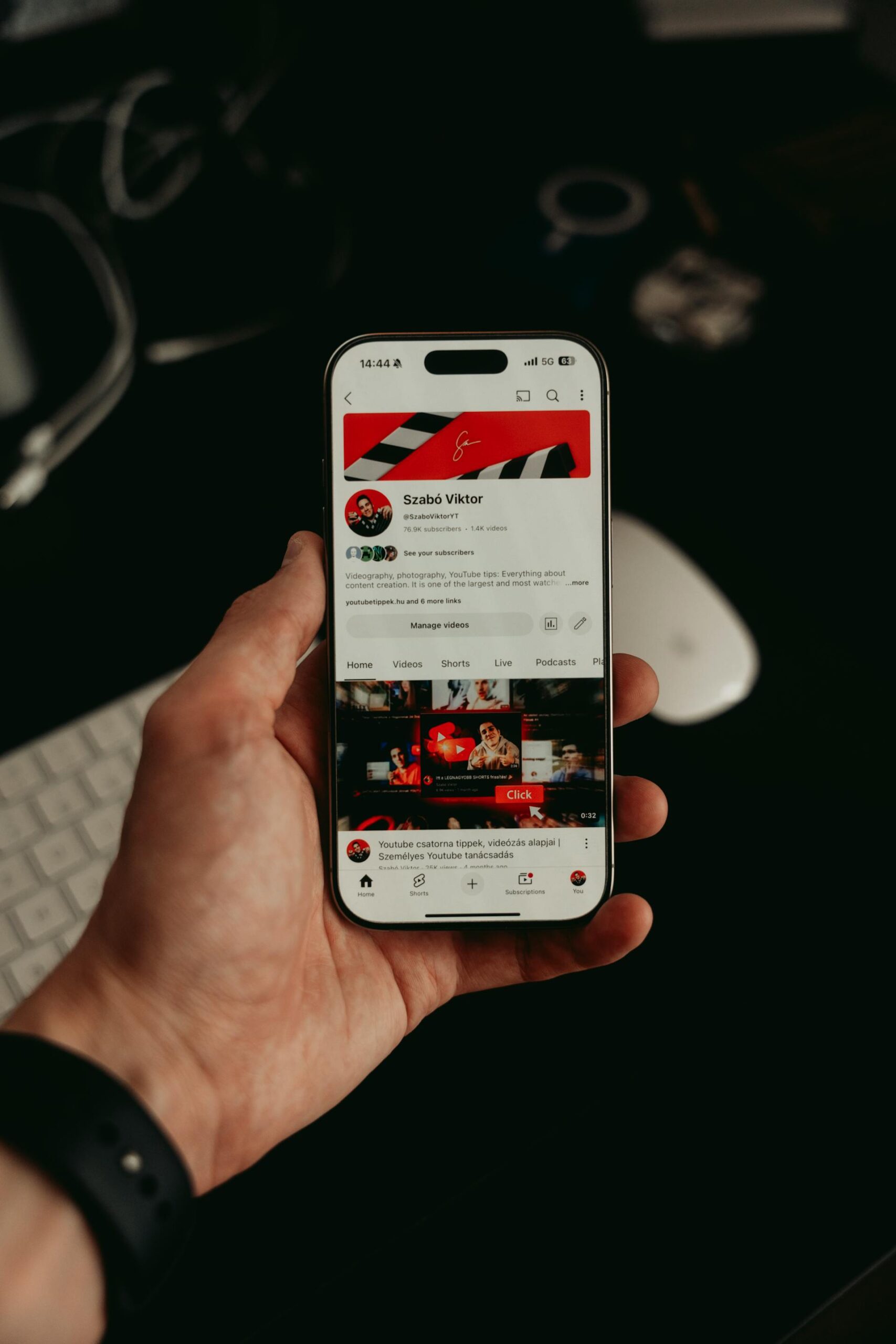 Hand haelt Smartphone mit Mobile-App-Oberflaeche