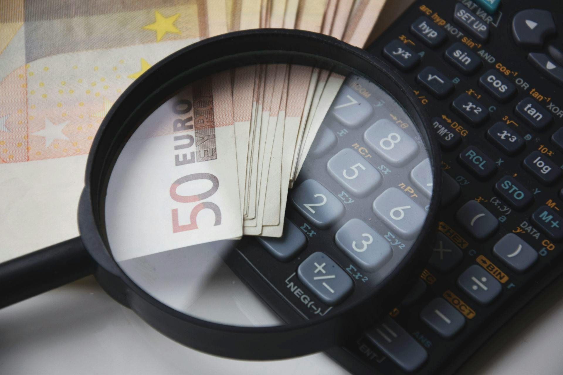 50-Euro-Schein neben Taschenrechner Symbolbild Finanzen und Kalkulation